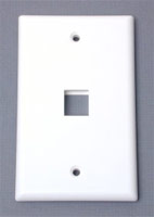 966024_STARTECH_PLATE1WH.jpg-SINGLE_OUTLET_UNIVERSAL_WALLPLATE_WHITE