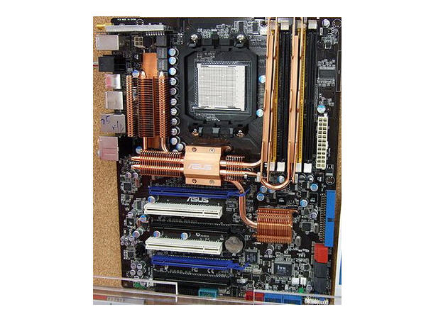 1288386_ASUS_M3A32MVPDELUXEWIFI.jpg-AMD_QUAD_CORE_CPU_QUAD_CROSSFIRE_MEMORY_HEATPIPE_SYSTEM